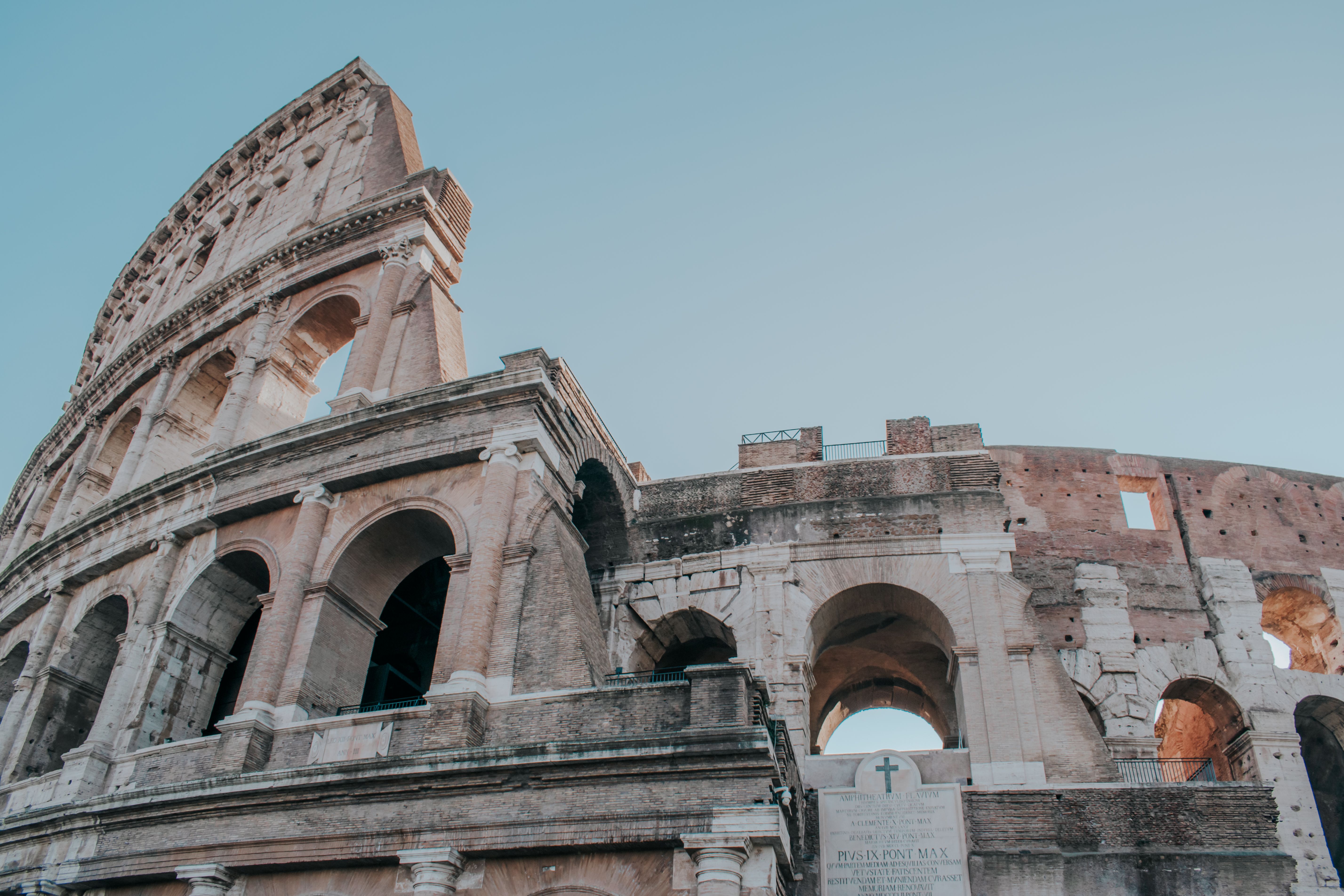 Het Colosseum in Rome bij schemering