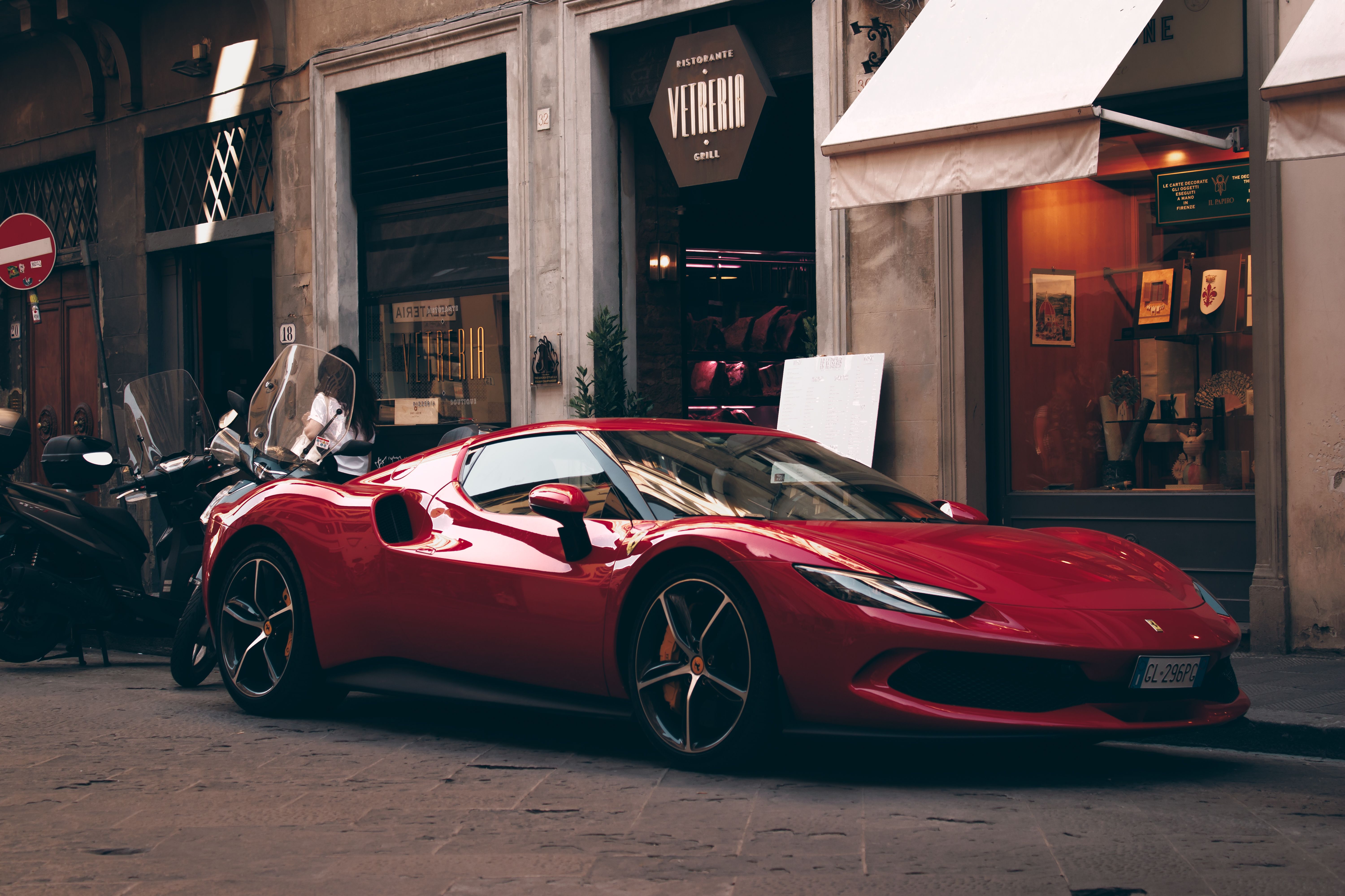 Een rode Ferrari geparkeerd in een Italiaanse straat